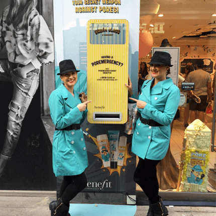 Poremergency vending machine with two members of staff